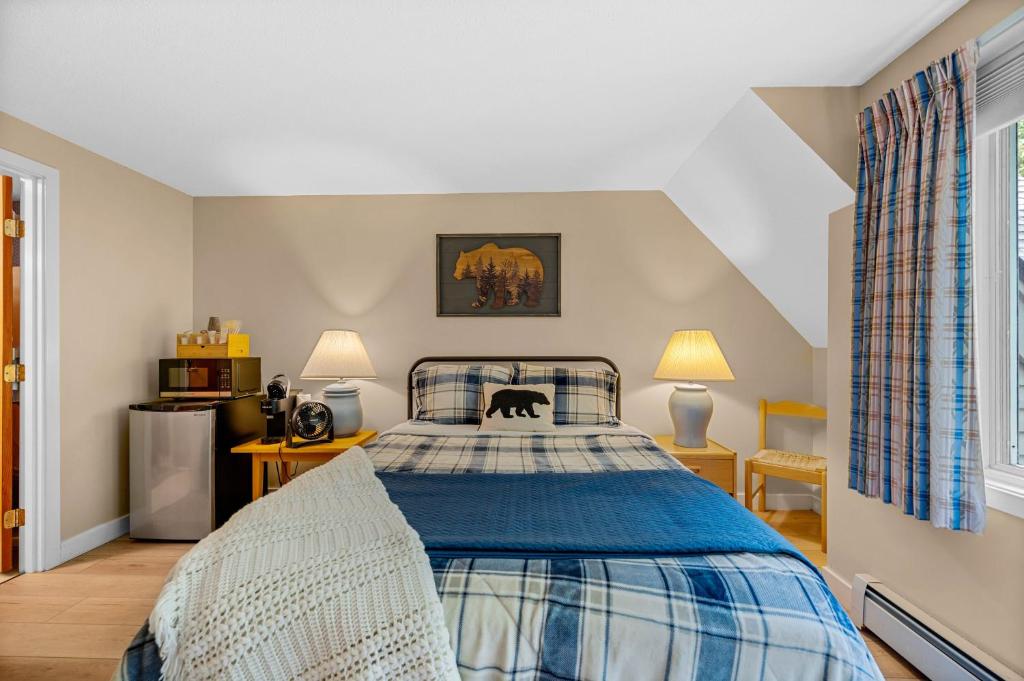 Ένα ή περισσότερα κρεβάτια σε δωμάτιο στο Fall Line Small Studio - Perfect for Two - On Shuttle Route with Amenities G6A condo