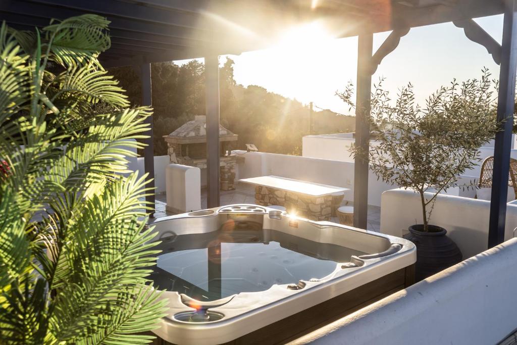 Gallery image of Giannis & Maria Sunset House in Lagoúdi Zía
