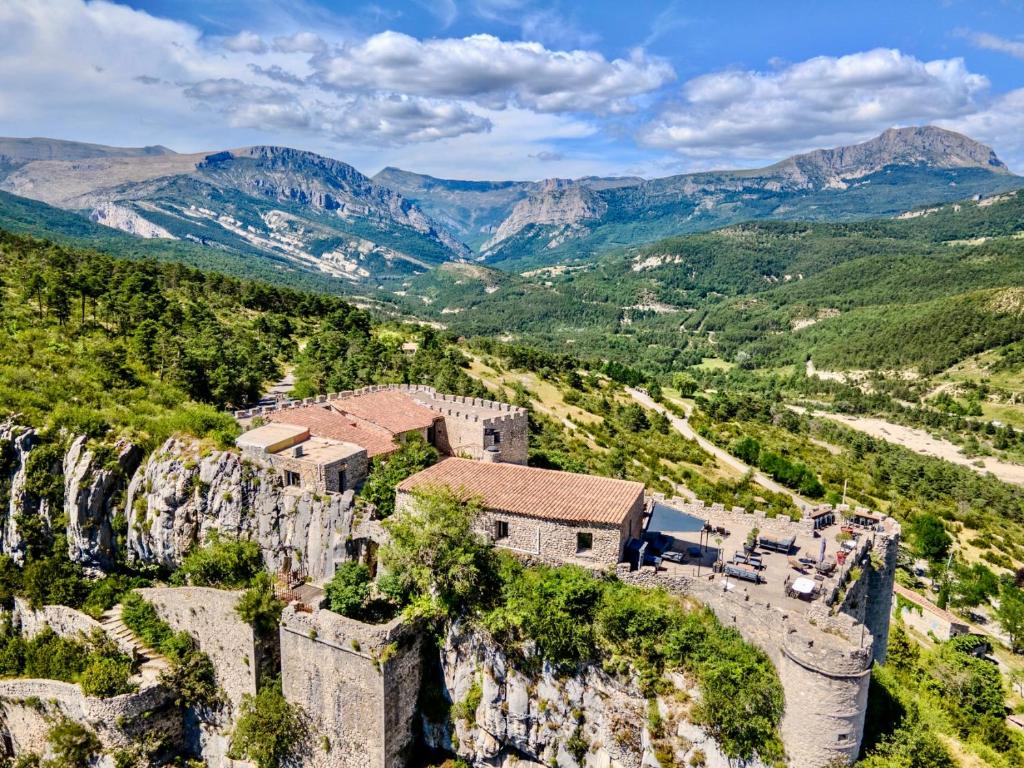 un antico castello sul fianco di una montagna di Château de Trigance a Trigance