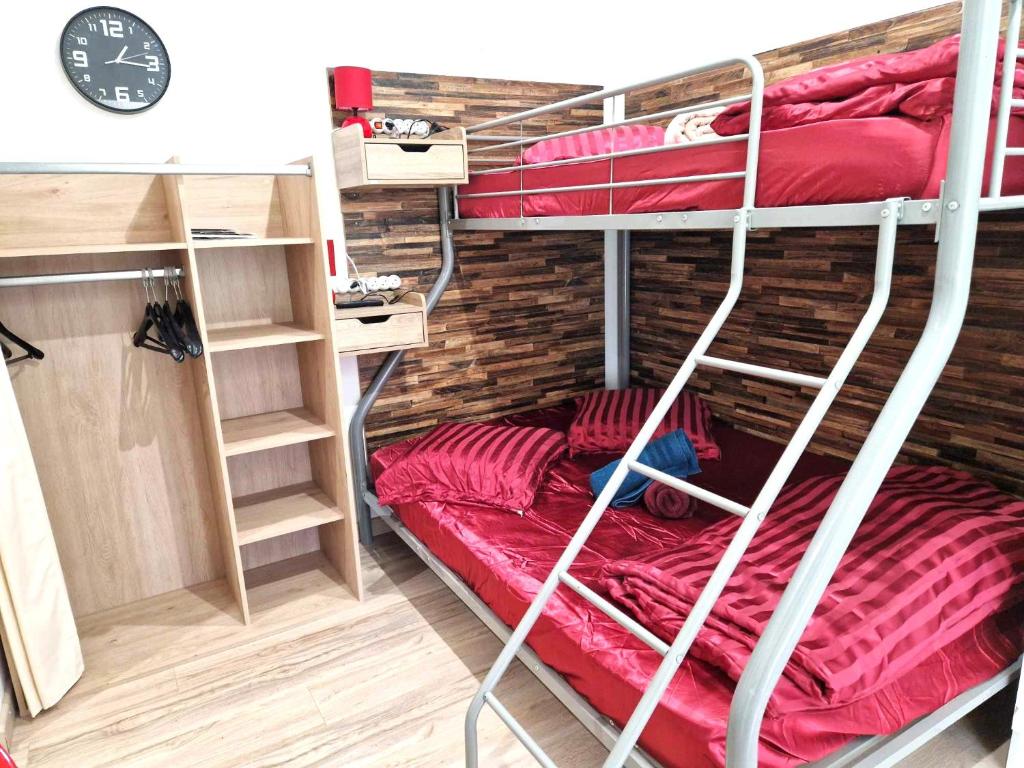 09 - Joli studio avec 2 lits, logement tout équipé pour 1, 2 ou 3 personnes maximum, vue sur parc arboré, parking privatif gratuit, grand fourgon possible, tout le linge de maison est fourni - Appartement D'une Chambre