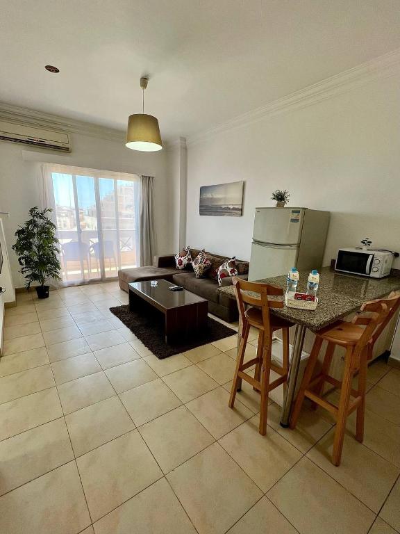 Lilly Apartments - Two-Bedroom Apartment With City View
