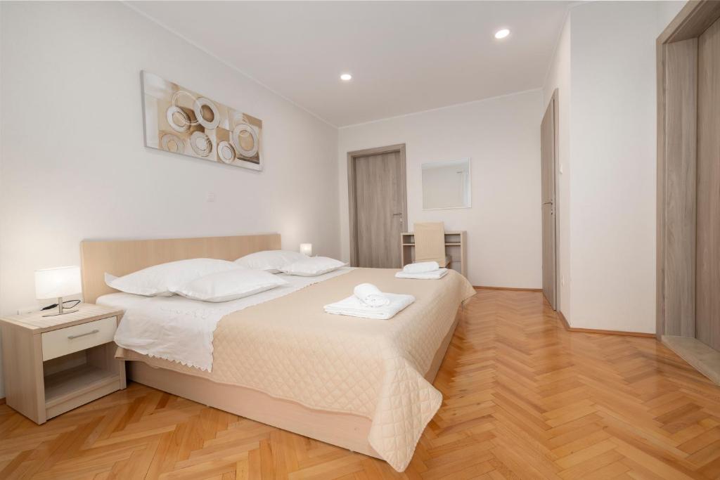 Postel nebo postele na pokoji v ubytování Apartmani Marta
