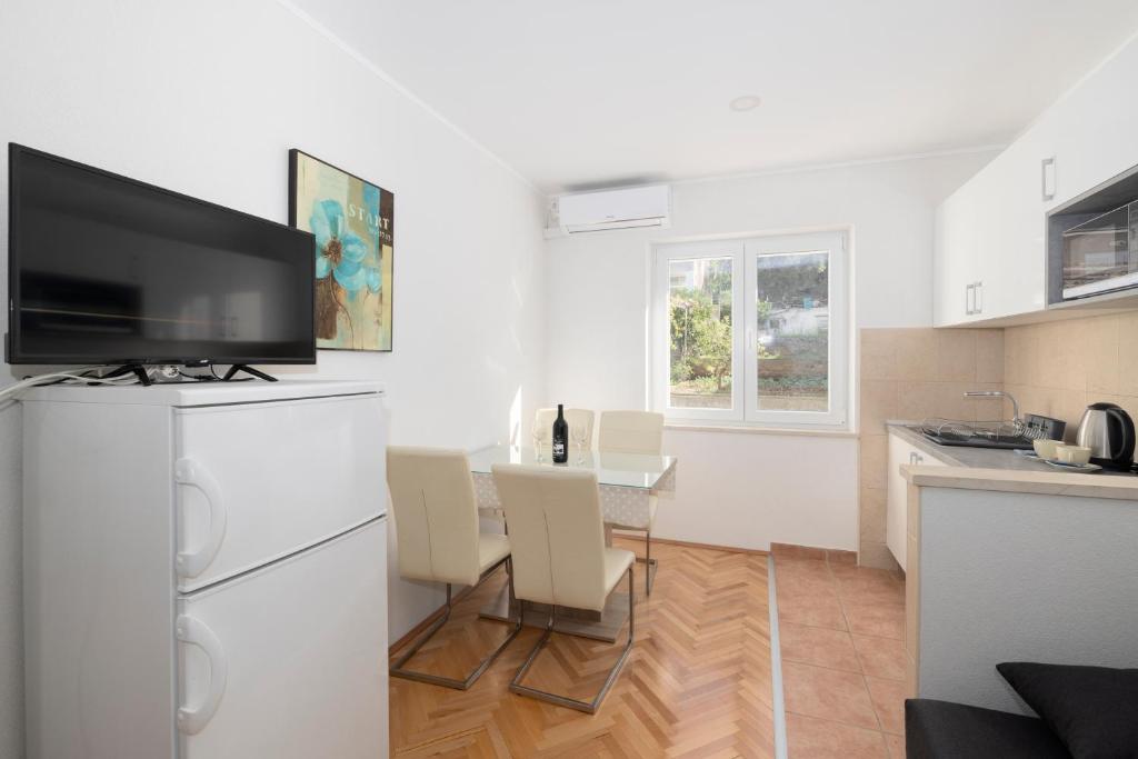 Kuchyň nebo kuchyňský kout v ubytování Apartmani Marta