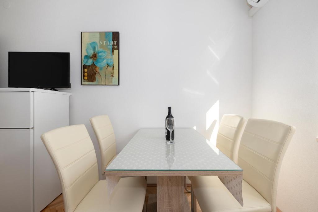 TV a/nebo společenská místnost v ubytování Apartmani Marta