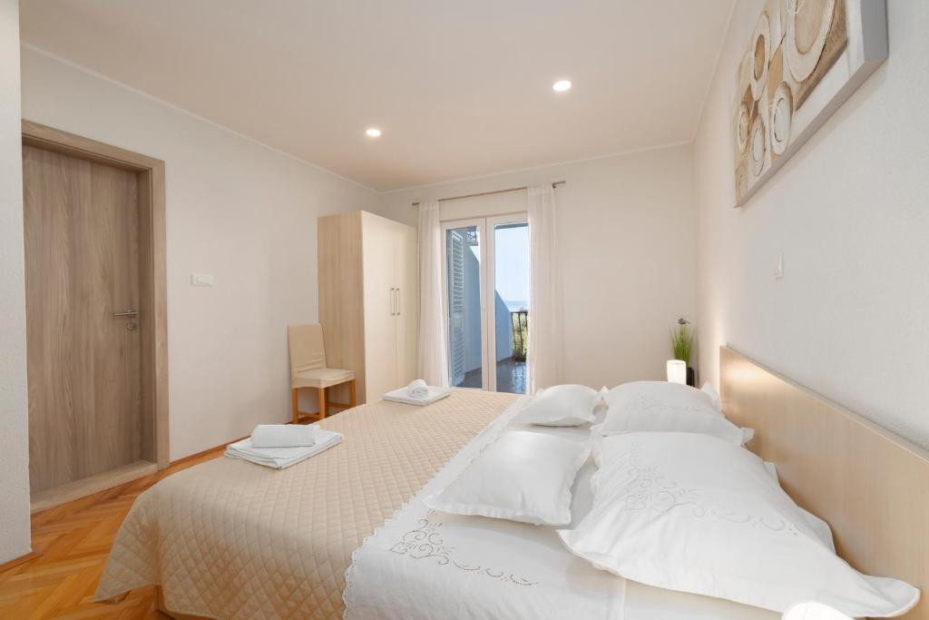 Postel nebo postele na pokoji v ubytování Apartmani Marta