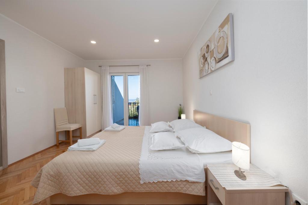Postel nebo postele na pokoji v ubytování Apartmani Marta