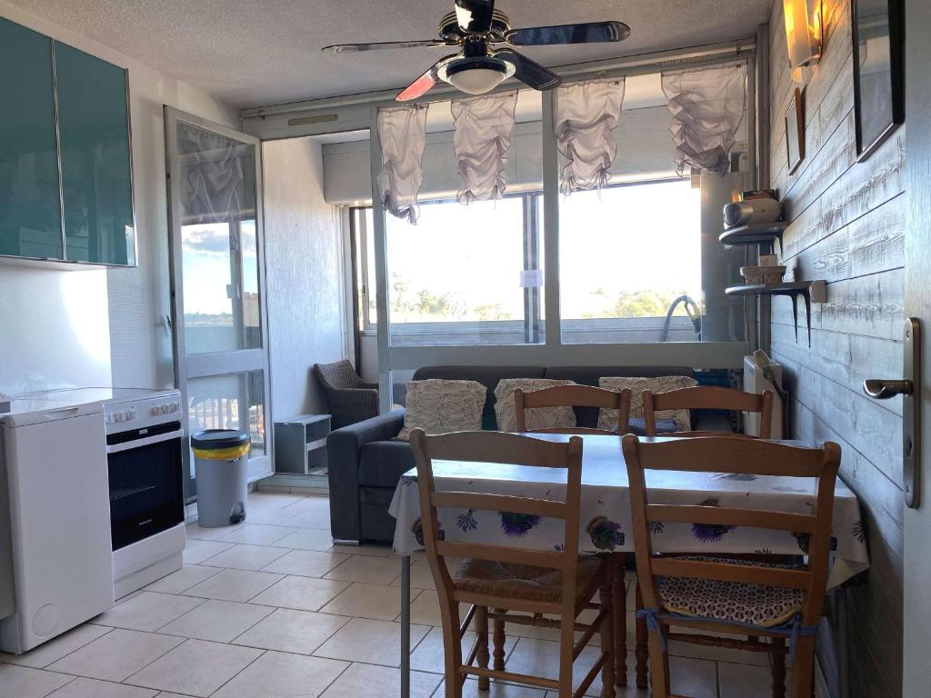 une cuisine et une salle à manger avec une table et des chaises dans l'établissement Beau T1 rénové proche Parc Charles de Gaulle avec wifi - FR-1-553-275, à Balaruc-les-Bains