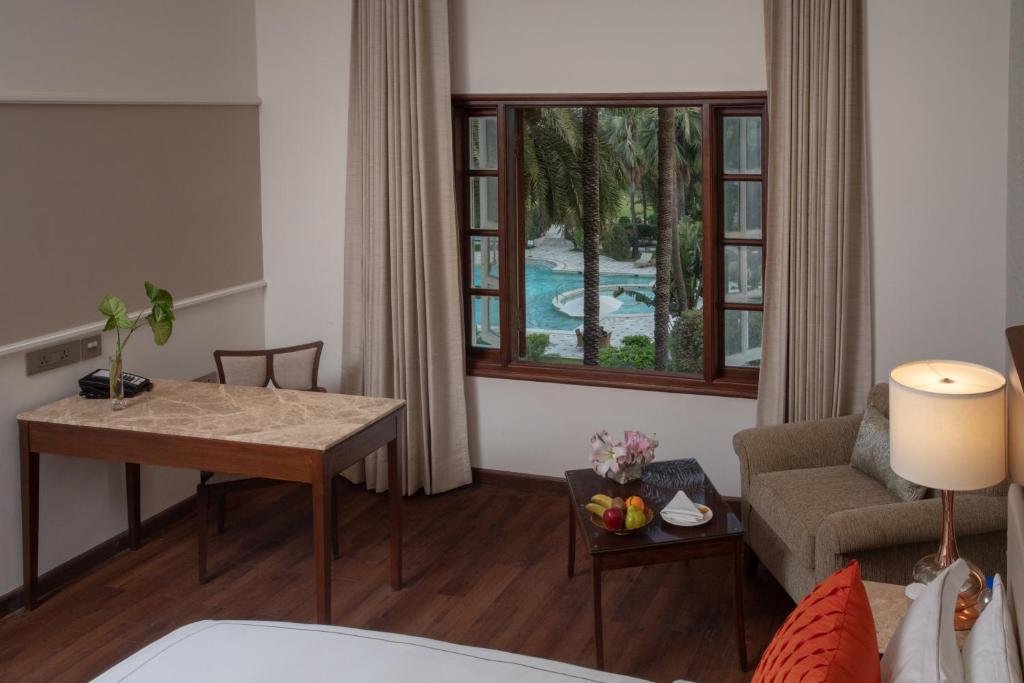 Taj Mahal Lucknow - Superieure Kamer Met Een Twin Bed Zwembad Uitzicht