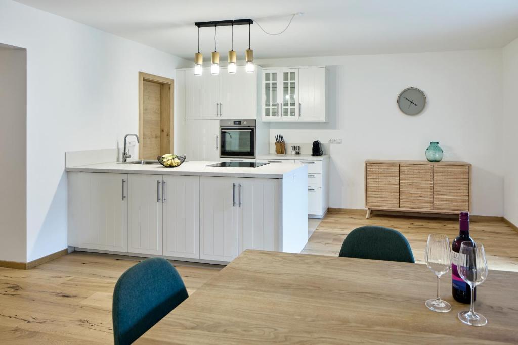 Kuchyň nebo kuchyňský kout v ubytování Große Wohnung in Schlanders