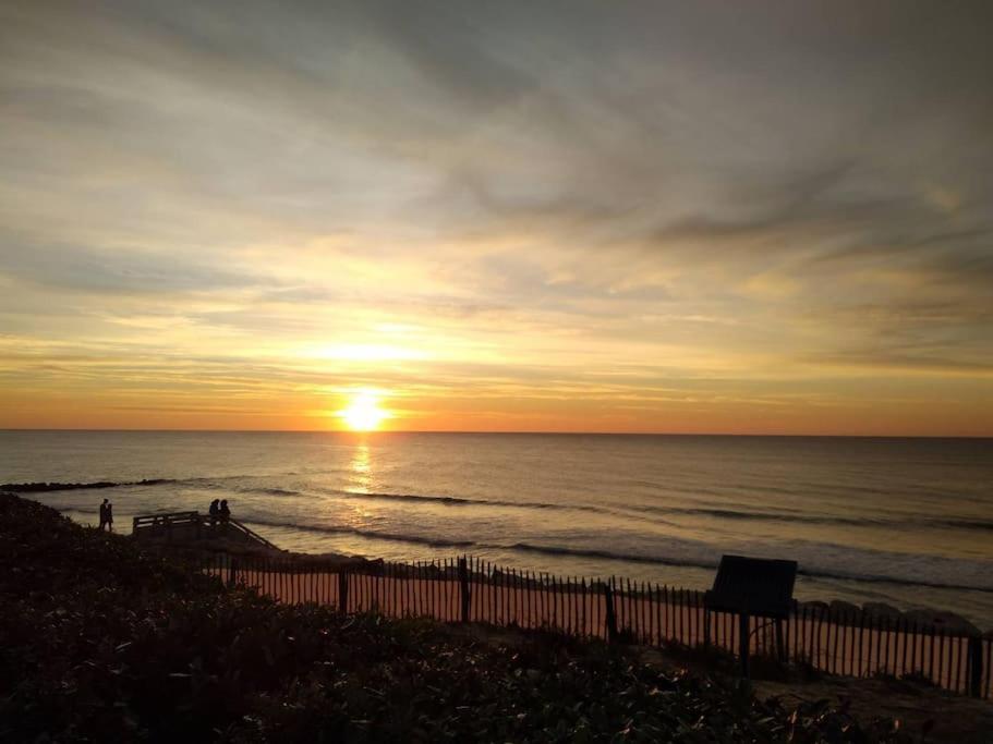- un coucher de soleil sur l'océan dans l'établissement Appartement deux chambres au pied de la dune, à Lacanau