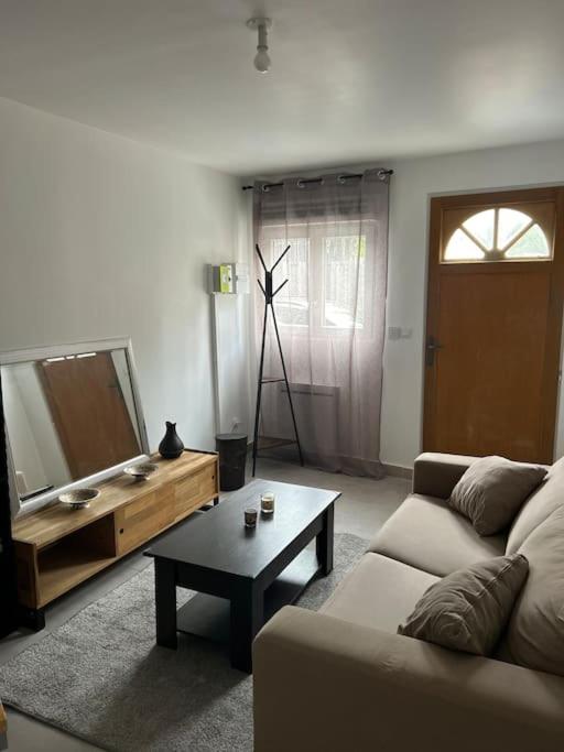 un salon avec un canapé et une table dans l'établissement Parisien Duplex à Montreuil, à Montreuil