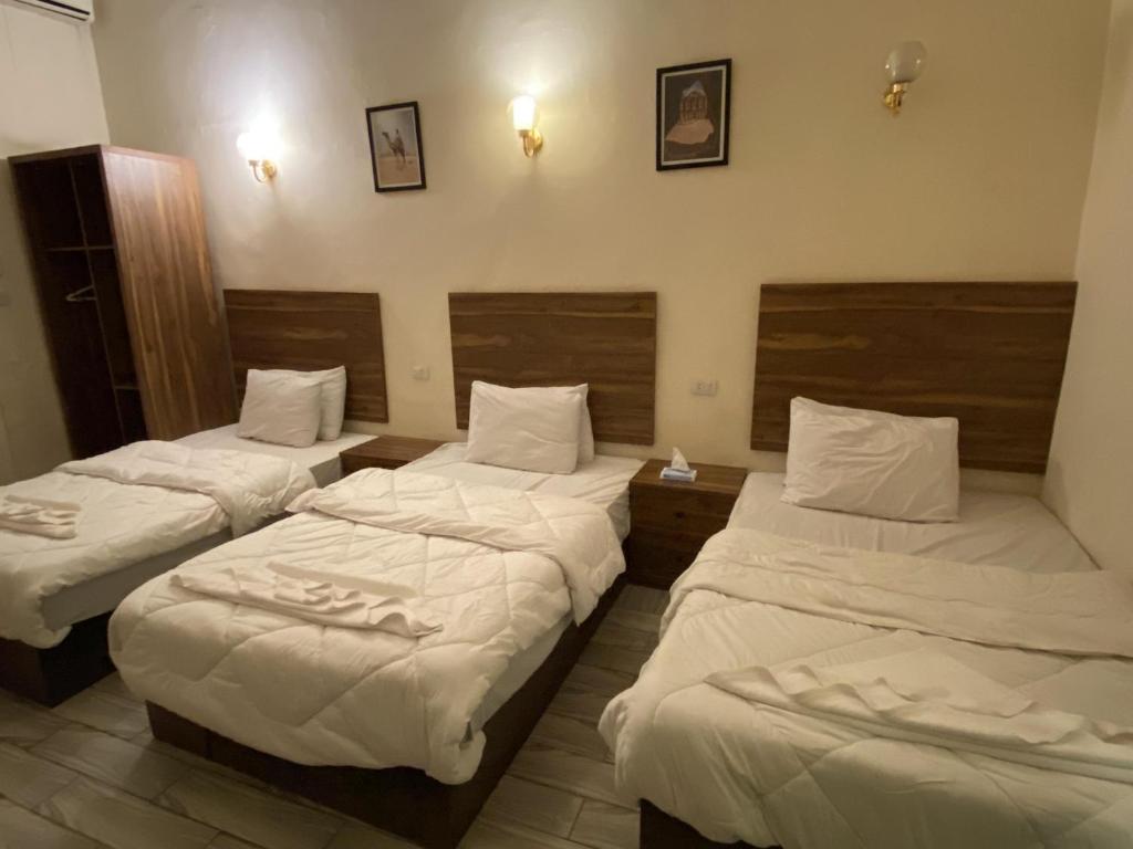 Postel nebo postele na pokoji v ubytování Hello World Hotel