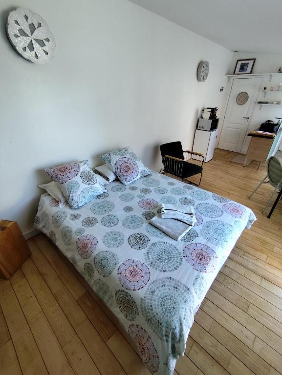 Postel nebo postele na pokoji v ubytování Chambre studio indépendante au calme avec piscine