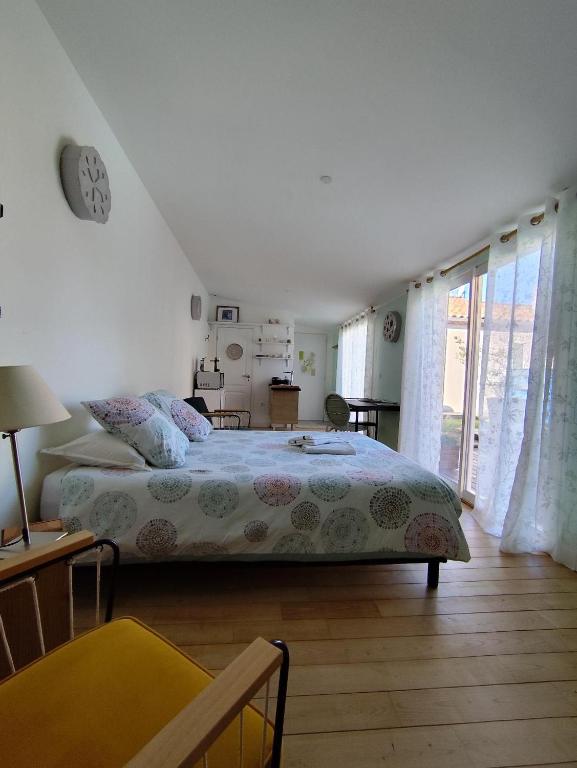 Postel nebo postele na pokoji v ubytování Chambre studio indépendante au calme avec piscine