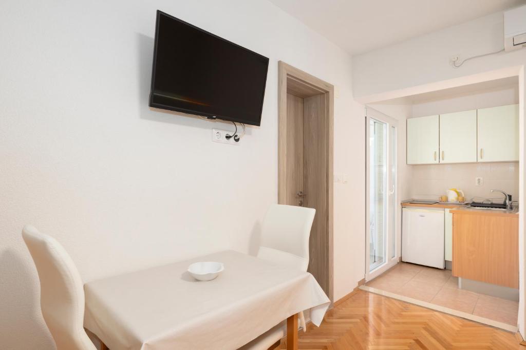 TV a/nebo společenská místnost v ubytování Apartmani Marta