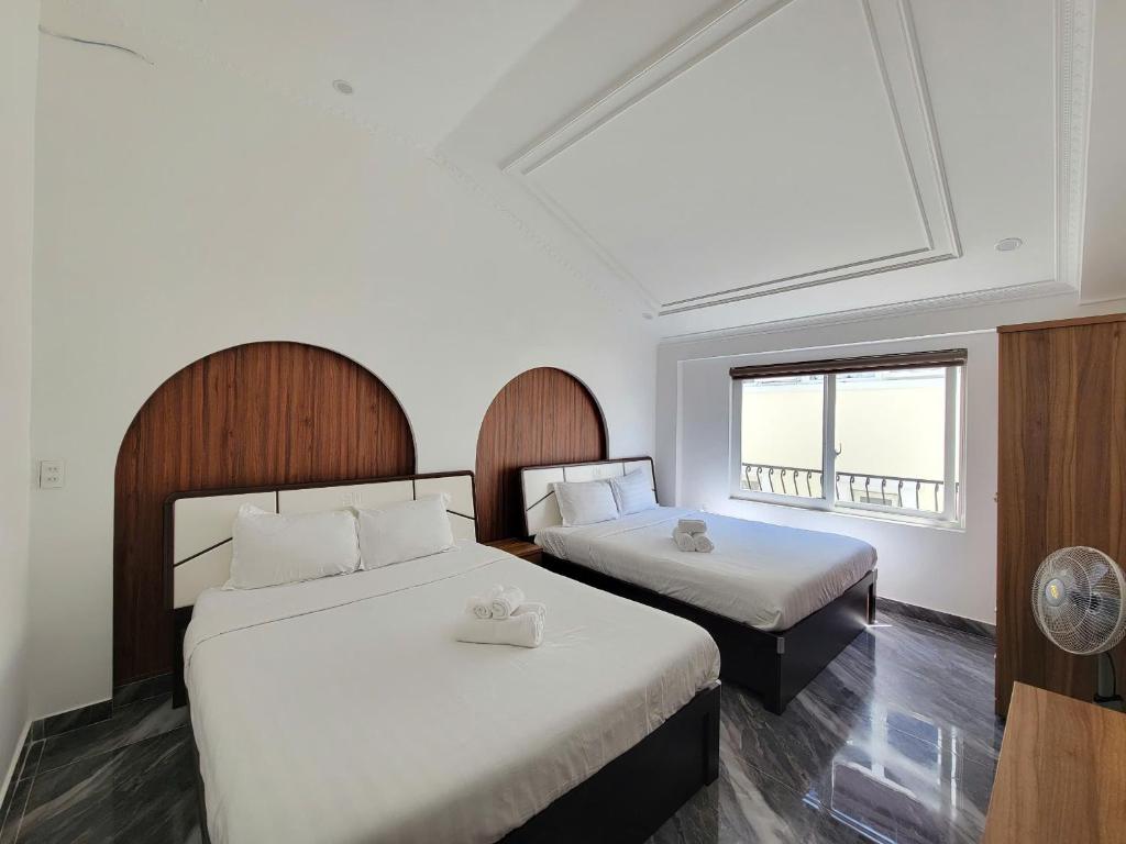 Postel nebo postele na pokoji v ubytování Savio Hotel Trieu Viet Vuong