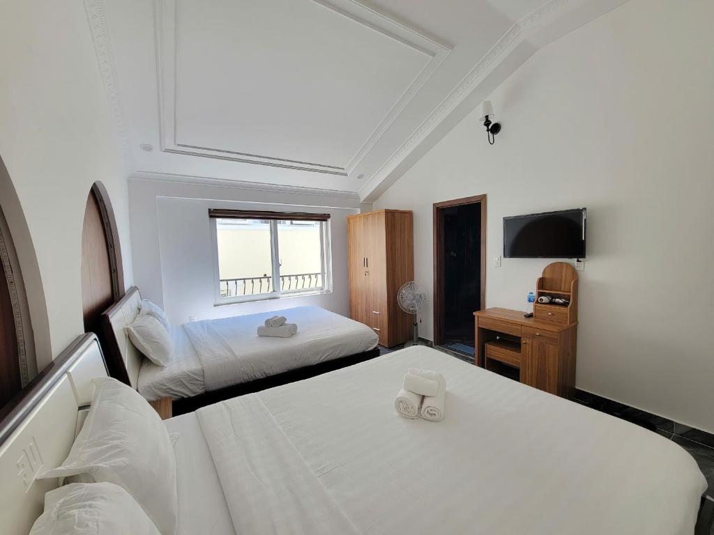 Postel nebo postele na pokoji v ubytování Savio Hotel Trieu Viet Vuong