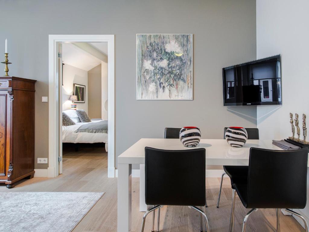 sala de estar con mesa blanca y sillas en Palm Apartment Amsterdam en Ámsterdam