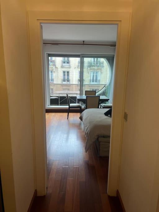 Un pat sau paturi într-o cameră la Suite avec balcon vue Tour Eiffel