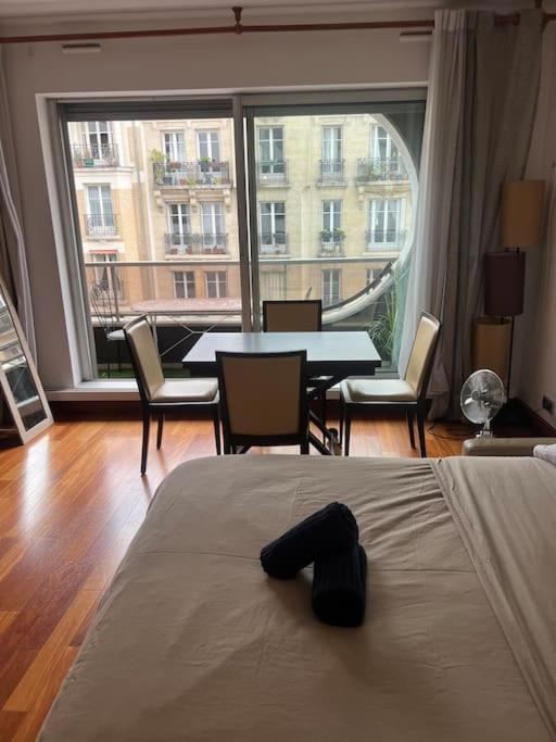 Un pat sau paturi într-o cameră la Suite avec balcon vue Tour Eiffel