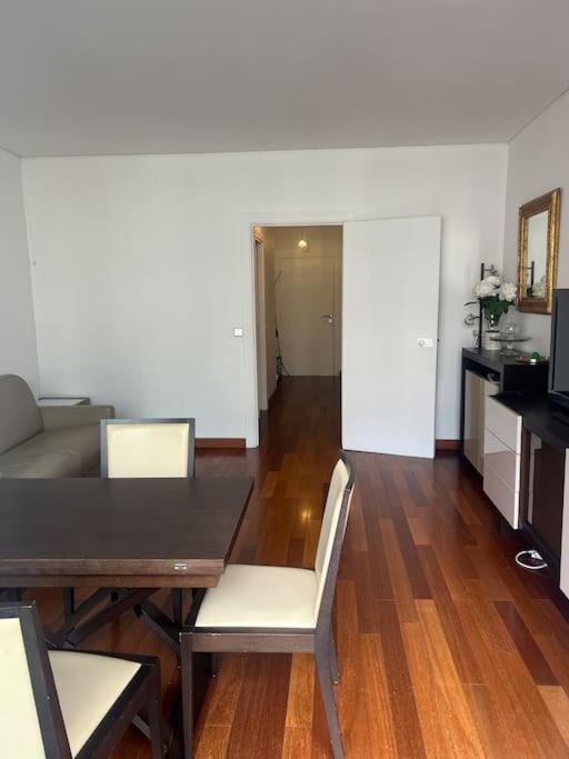 O bucătărie sau chicinetă la Suite avec balcon vue Tour Eiffel