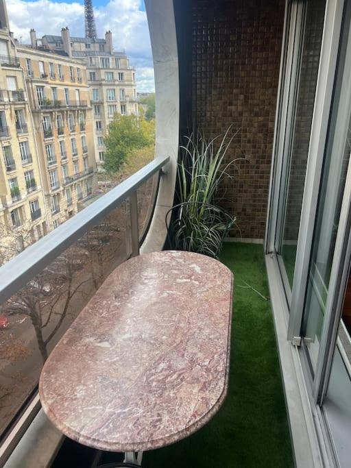 Un balcon sau o terasă la Suite avec balcon vue Tour Eiffel