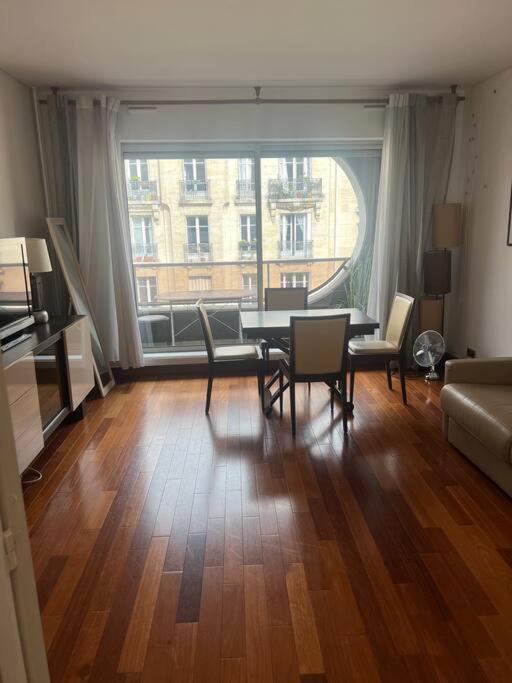 O zonă de relaxare la Suite avec balcon vue Tour Eiffel