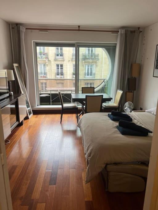 Un pat sau paturi într-o cameră la Suite avec balcon vue Tour Eiffel