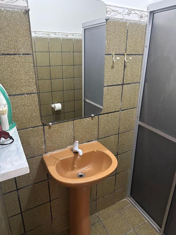 Koupelna v ubytování Cantinho Aconchegante- Quarto 03 Família - com AR