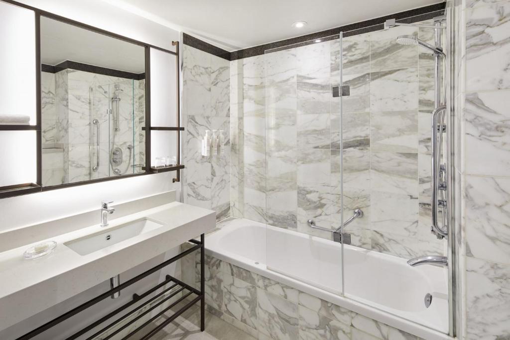 London Marriott Hotel Grosvenor Square - One-Bedroom Suite With Executive Lounge Access
