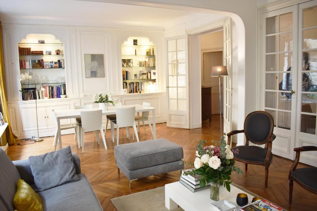 un salon avec un canapé et une table dans l'établissement Boulevard Pereire, à Paris