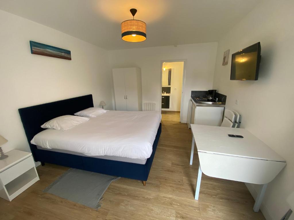 Postel nebo postele na pokoji v ubytování B&B de Saint Come de Fresné