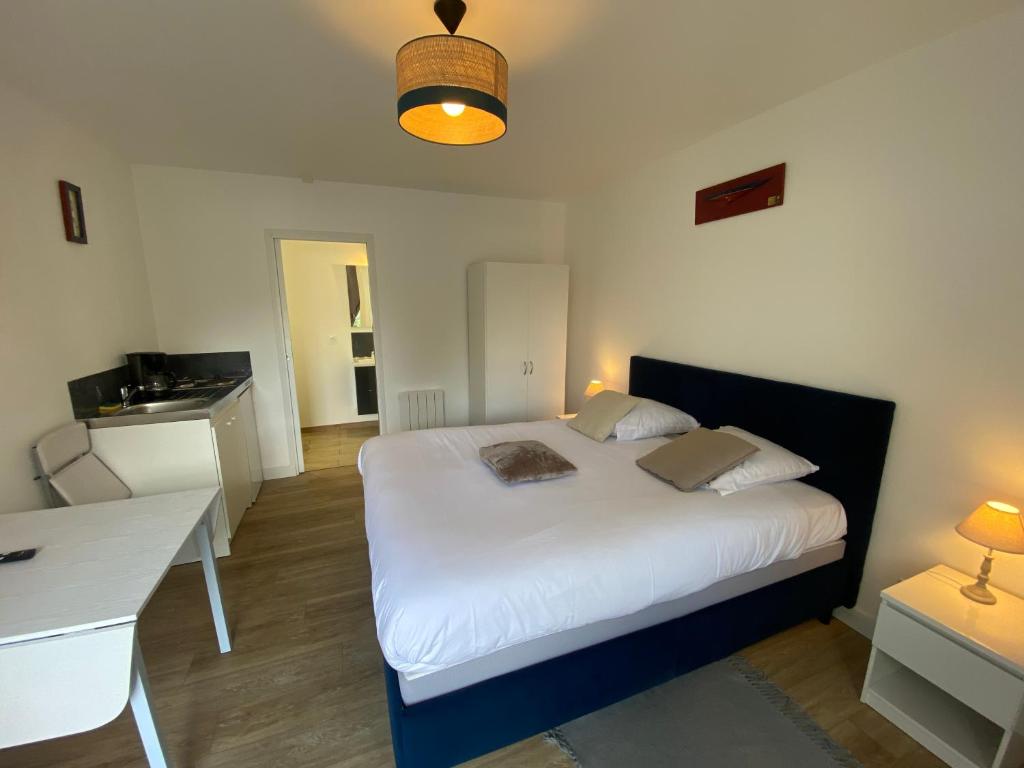 Postel nebo postele na pokoji v ubytování B&B de Saint Come de Fresné