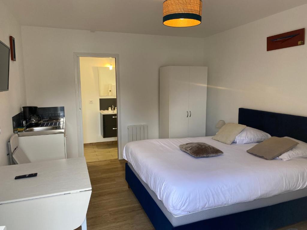 Postel nebo postele na pokoji v ubytování B&B de Saint Come de Fresné