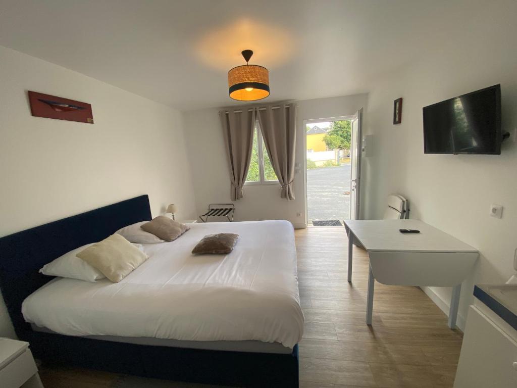 Postel nebo postele na pokoji v ubytování B&B de Saint Come de Fresné