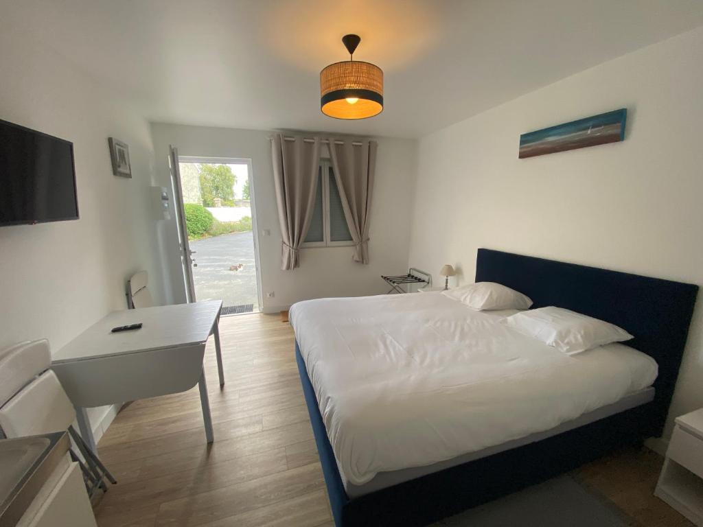 Postel nebo postele na pokoji v ubytování B&B de Saint Come de Fresné