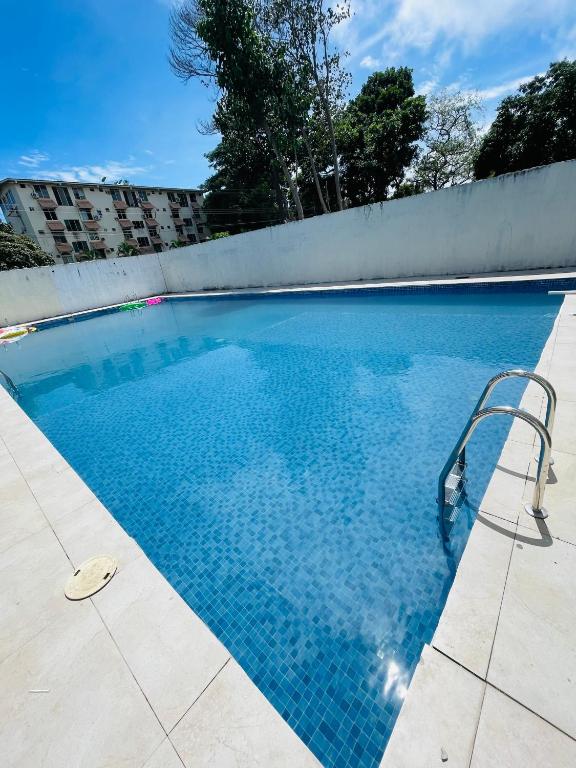 una piscina con una sedia accanto a un muro di Gorgona Beach House a Nueva Gorgona