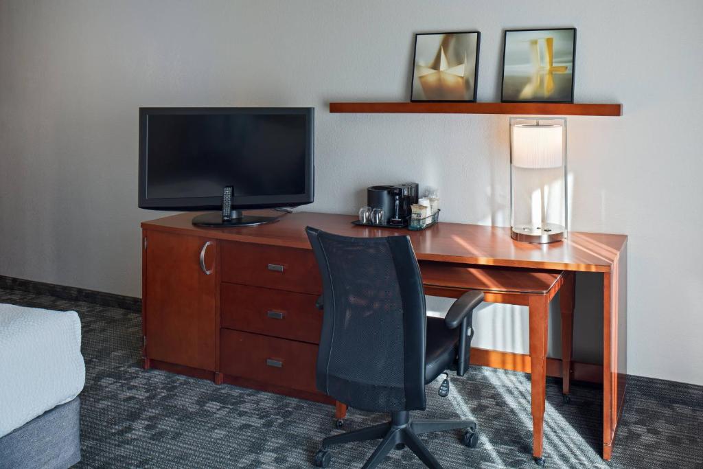 Courtyard Cincinnati Blue Ash - King Room With Sofa Bed