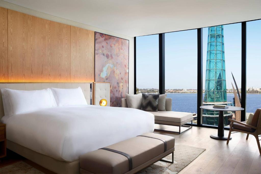 Postel nebo postele na pokoji v ubytování The Ritz-Carlton, Perth