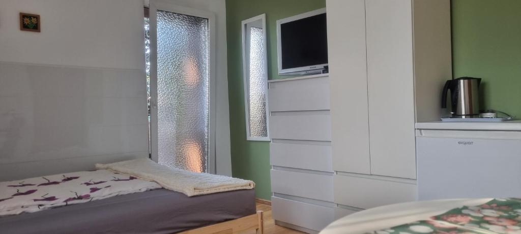 Postel nebo postele na pokoji v ubytování Pokoje Gościnne Karina