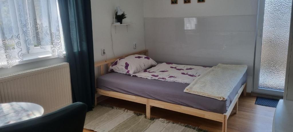 Postel nebo postele na pokoji v ubytování Pokoje Gościnne Karina