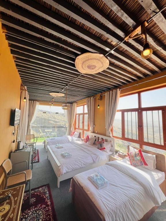 Postel nebo postele na pokoji v ubytování Al Misfah Hospitality Inn