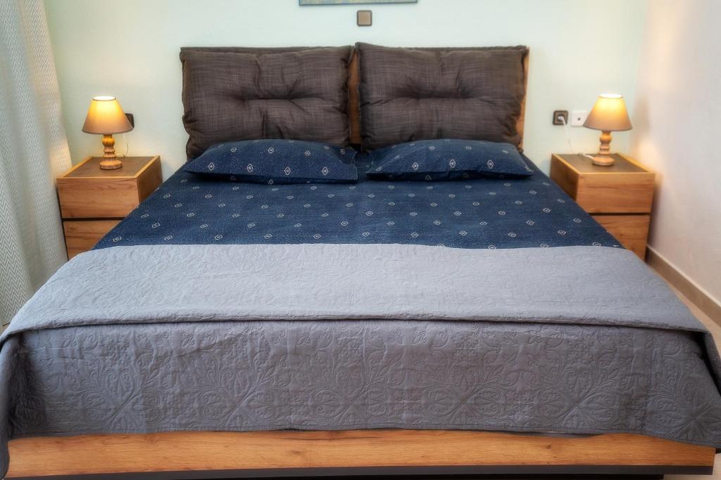 Łóżko lub łóżka w pokoju w obiekcie "Thea" Apartment 1