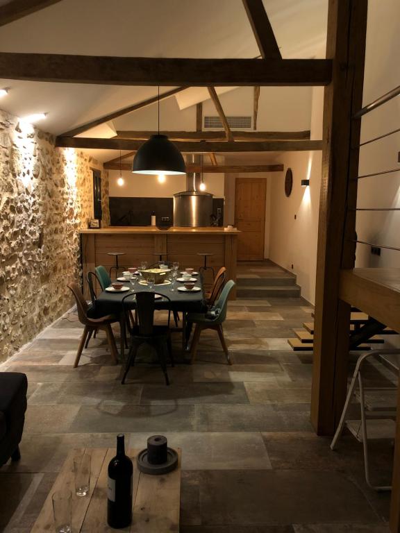 a dining room and kitchen with a table and chairs at Le gîte au bout du chemin in Visker
