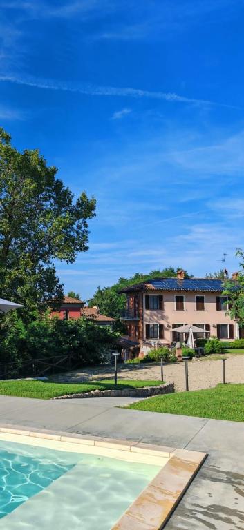 Bazén v ubytování B&B esclusivo, nel cuore del Monferrato nebo v jeho okolí
