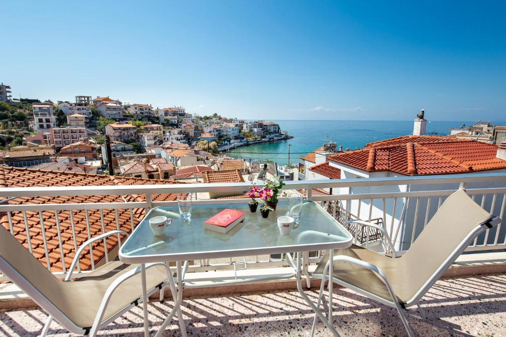 stół na balkonie z widokiem na ocean w obiekcie "Thea" Apartment 1 w mieście Skala Marion