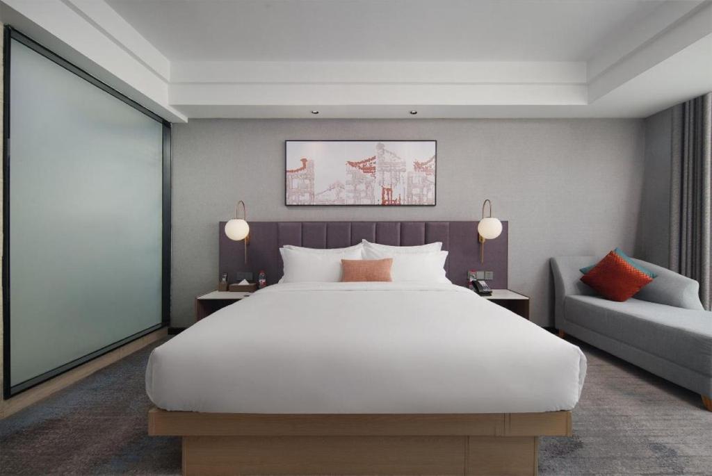 Postel nebo postele na pokoji v ubytování Mehood Lestie International Hotel Linhexi Guangzhou East Railway Station Branch - Free Shuttle Bus to Canton Fair Complex During Canton Fair Period & Free afternoon tea & Free midnight snack & Free VPN Internet Access