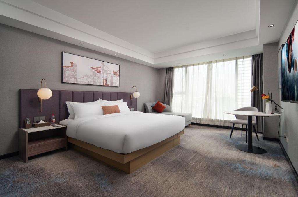 Postel nebo postele na pokoji v ubytování Mehood Lestie International Hotel Linhexi Guangzhou East Railway Station Branch - Free Shuttle Bus to Canton Fair Complex During Canton Fair Period & Free afternoon tea & Free midnight snack & Free VPN Internet Access