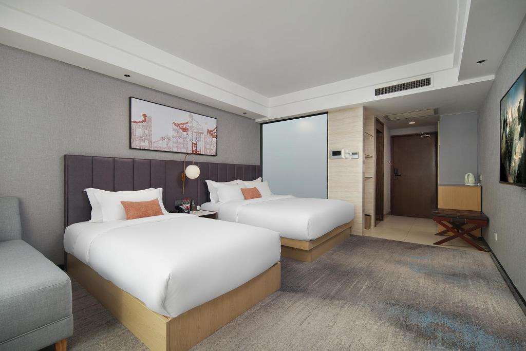 Postel nebo postele na pokoji v ubytování Mehood Lestie International Hotel Linhexi Guangzhou East Railway Station Branch - Free Shuttle Bus to Canton Fair Complex During Canton Fair Period & Free afternoon tea & Free midnight snack & Free VPN Internet Access