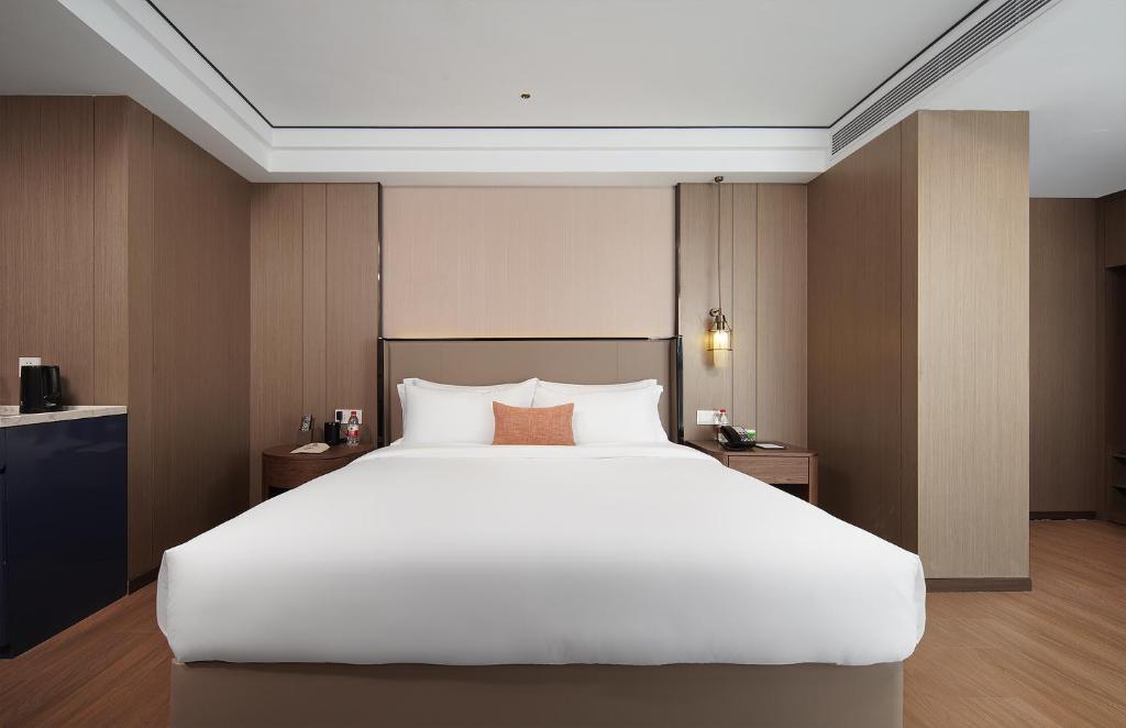 Postel nebo postele na pokoji v ubytování Mehood Lestie International Hotel Linhexi Guangzhou East Railway Station Branch - Free Shuttle Bus to Canton Fair Complex During Canton Fair Period & Free afternoon tea & Free midnight snack & Free VPN Internet Access